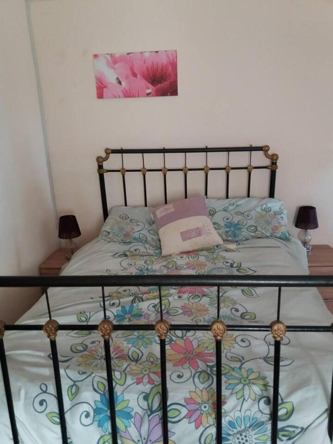 2-Bed Apartment - Sleeps 3 - Parking - Near อัลบ็อกซ์ ภายนอก รูปภาพ